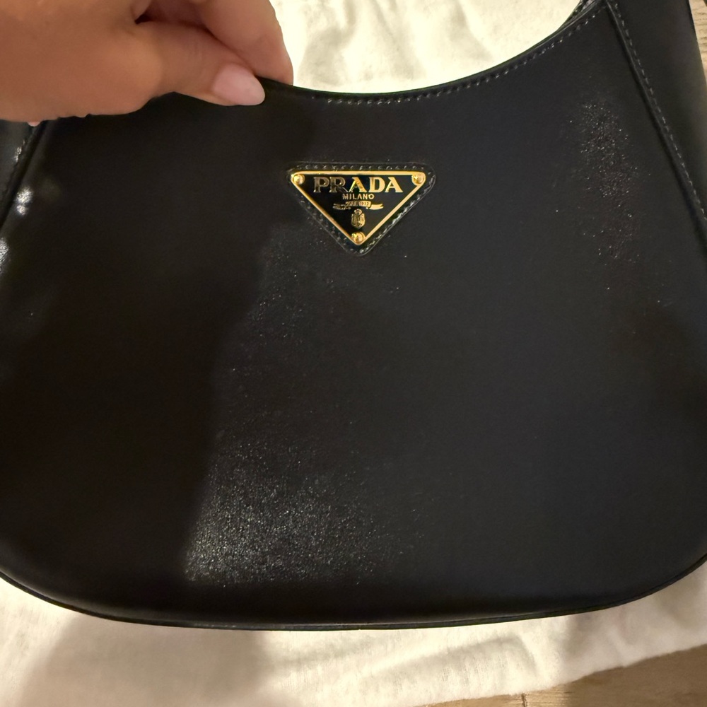 Prada Black Shoulder Bag with Sleek Minimalist Design - Picture 4 of 4